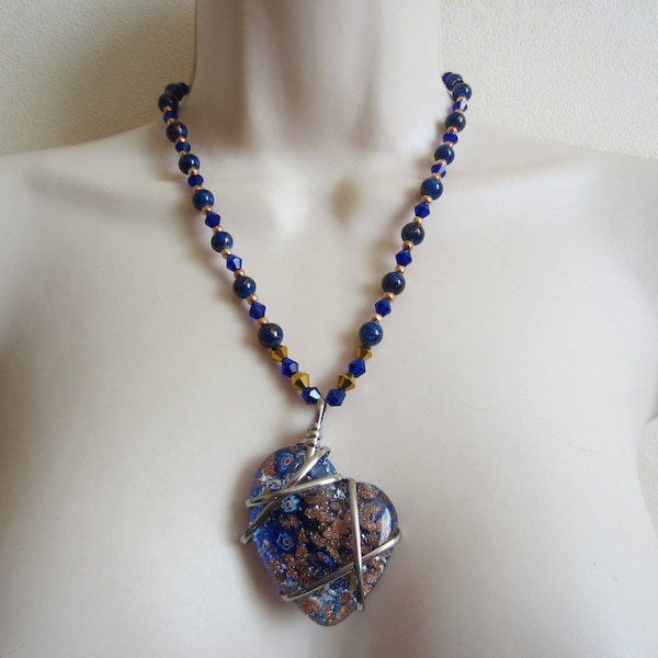 Collier bleu et or avec pendentif en coeur