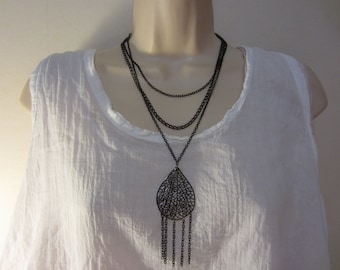 Collier multi rangs noir avec pendentif