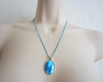 Blue necklace with mother-of-pearl pendant