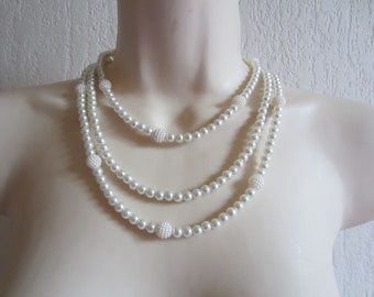 Collier à 3 rangs blanc en perles de verre