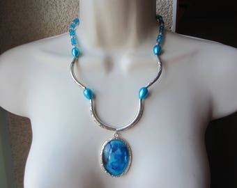 Collier bleu avec cabochon