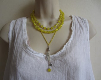 Collier multi rangs jaune en perles de verre