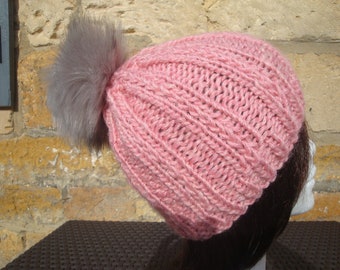 Bonnet rose, tricot main, pompon fourrure à pression gris