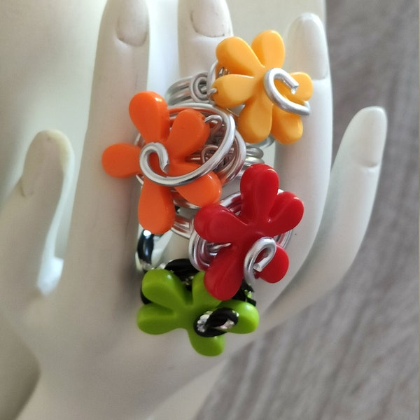 Bague fleur marguerite, rouge, orange, vert, jaune, fil aluminium, réglable