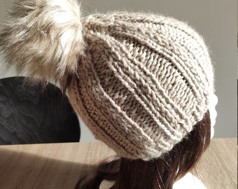 Bonnet pompon à clipser, beige, tricot fait main , doux et chaud