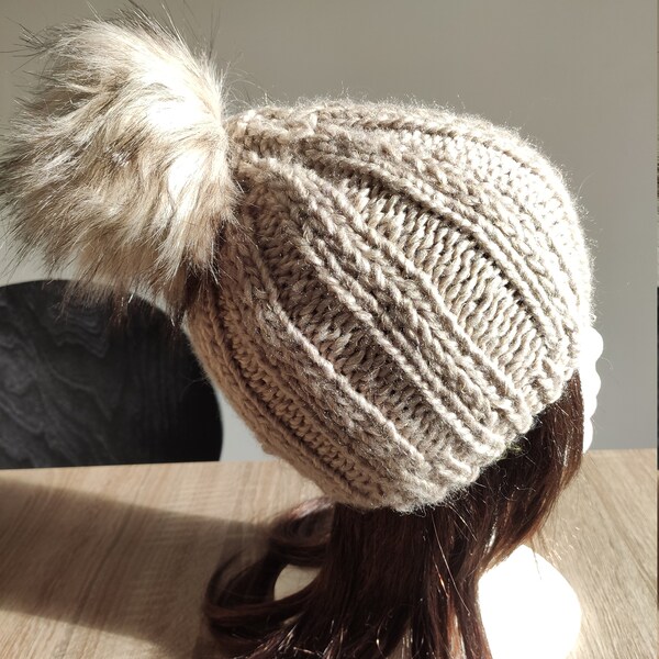 Bonnet pompon à clipser, beige, tricot fait main , doux et chaud