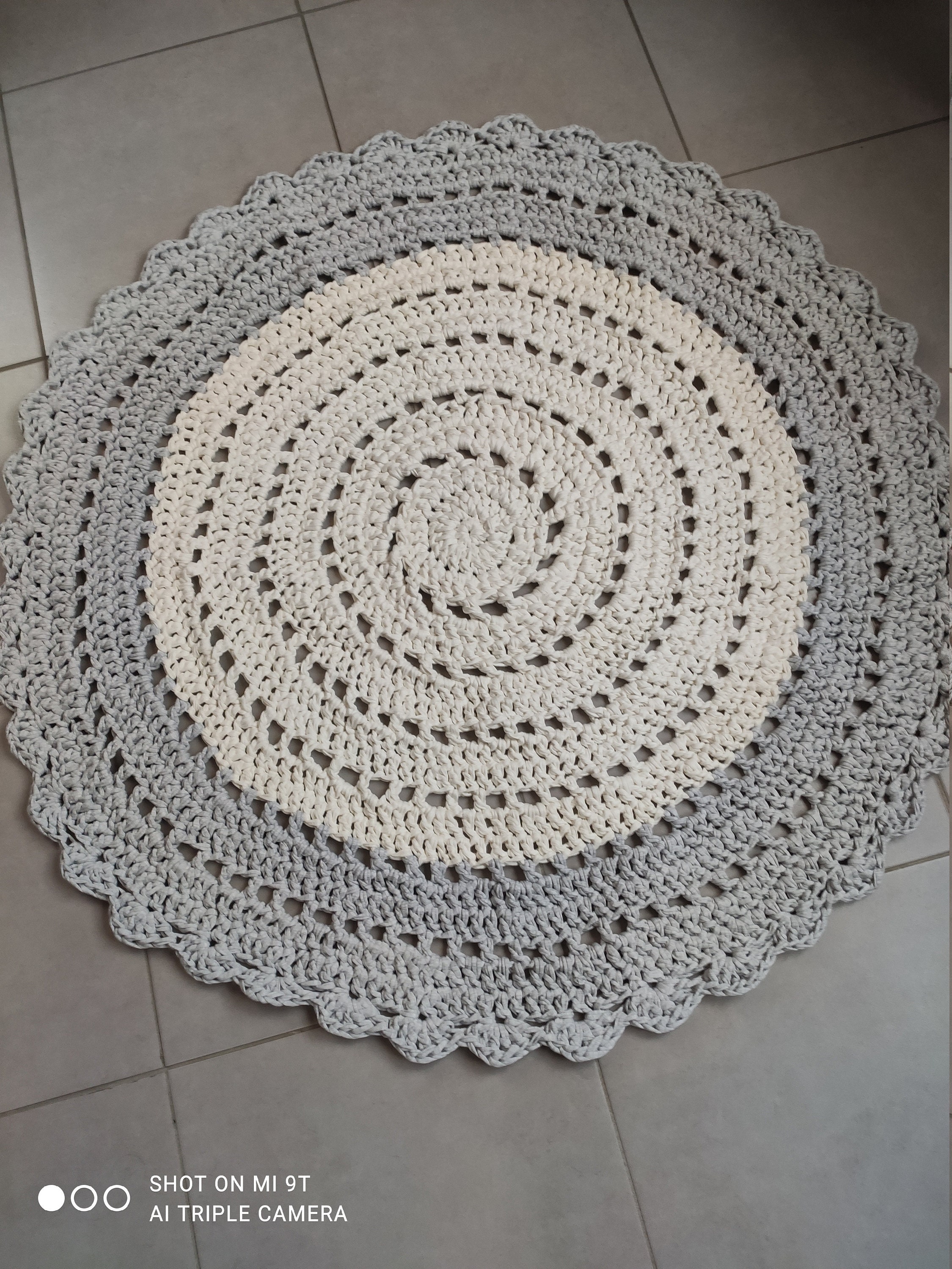 Tapis Rond 120 cm , Gris et Blanc Cassé, Hoooked Zpagetti, Rag Rug, Doux Épais Fait Main