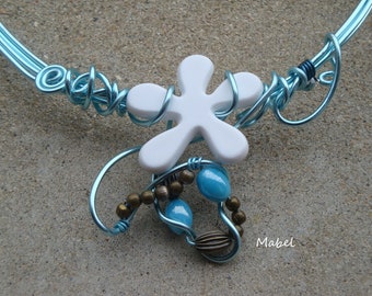 Collier turquoise, fleur blanche, perles bronze,  fil alu turquoise,