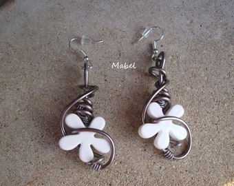 Boucles d'oreilles fleur blanche, pendantes 5,5cm, fil alu gris anthracite