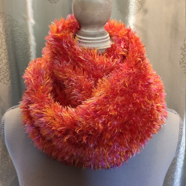 Echarpe snood  effet fourrure , rouge , corail,  fait main , douce et chaude