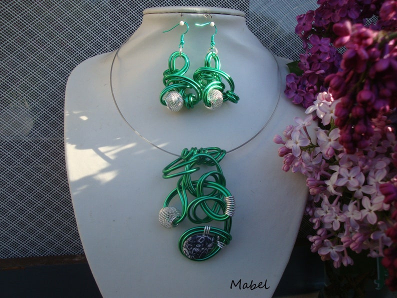 silver wire Pearl Set emerald green and silver necklace and earrings black and white marbled stone emerald green aluminum wire