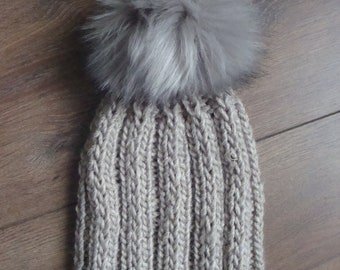 Bonnet gris , tricot, pompon fausse fourrure  à pression gris, doux et chaud