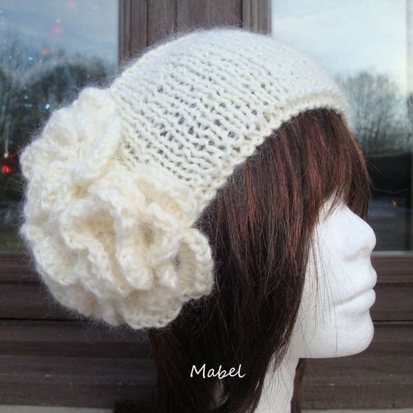 Headband Bandeau , blanc cassé  au tricot ,  mohair et lurex, doux et chaud, fleur au crochet