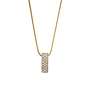 Op de afbeelding: Een gouden ketting met een klein, rechthoekig hangertje bezet met heldere kristallen.