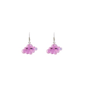 May include: Two cloud-shaped earrings in a light purple hue, adorned with glitter and black eyelashes. The earrings are suspended from silver-coloured hooks. A delightful and whimsical accessory, perfect for adding a touch of fantasy.