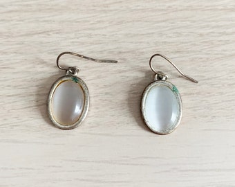 Vintage Retro 80s Silver White Oval Cats Eye Cabochon Smooth Dome Dangly Lightweight Monochrome Hook Small Dangle Drop Earrings
