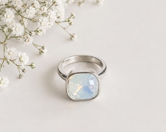 Anillo solitario de ópalo blanco con diamantes de imitación Swarovski, talla UK N / US 6 3/4