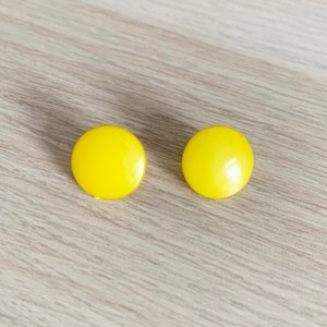 Retro Vintage 80s Mustard Yellow Round Circle Flat Plastic Lightweight Colourful Spring Summer Autumnal Small Stud Earrings