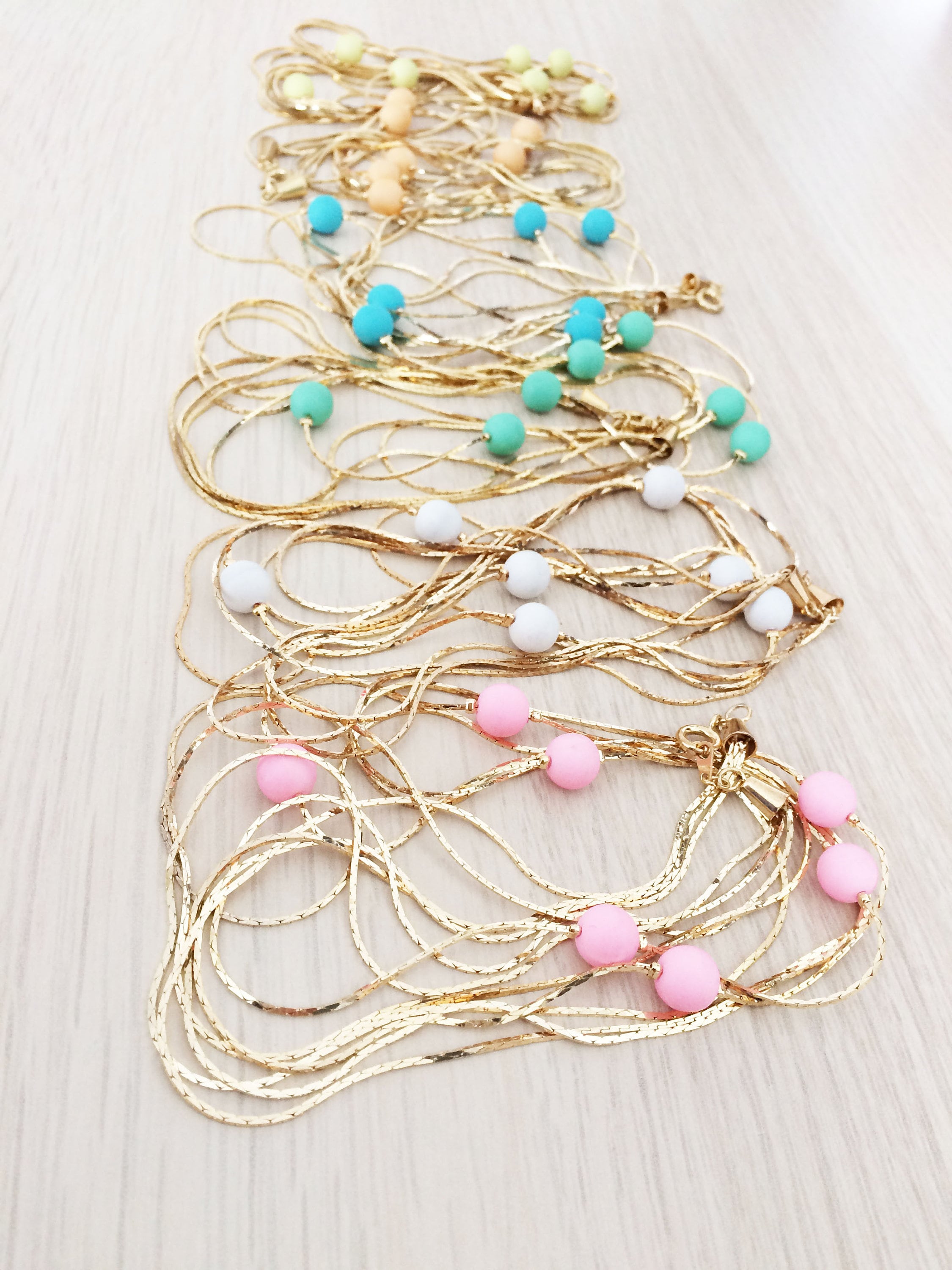 Collier Vintage 3 Rangs Couleur Or Avec Perles Pastel - Bijou Rétro Sans Marque - Occasion