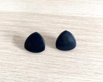 Könnte beinhalten: Ein Paar schwarze Ohrringe in Dreiecksform.
