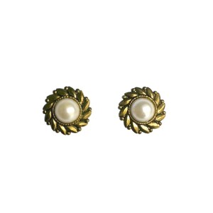 Vintage Retro 80s Gold White Faux Pearl Dome Round Circle Flower Floral Petal Rope Effect Border Lightweight Medium Stud Earrings