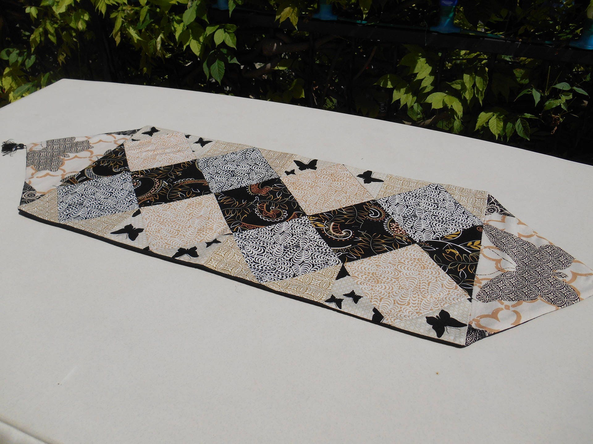 Chemin de table, décoration de table en patchwork tons beige papillons