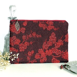 Estojo ou bolsa grande com padrão floral vermelho e preto, peça única