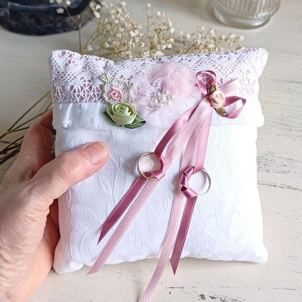 Coussin d'alliances blanc et rose, porte-alliances romantique