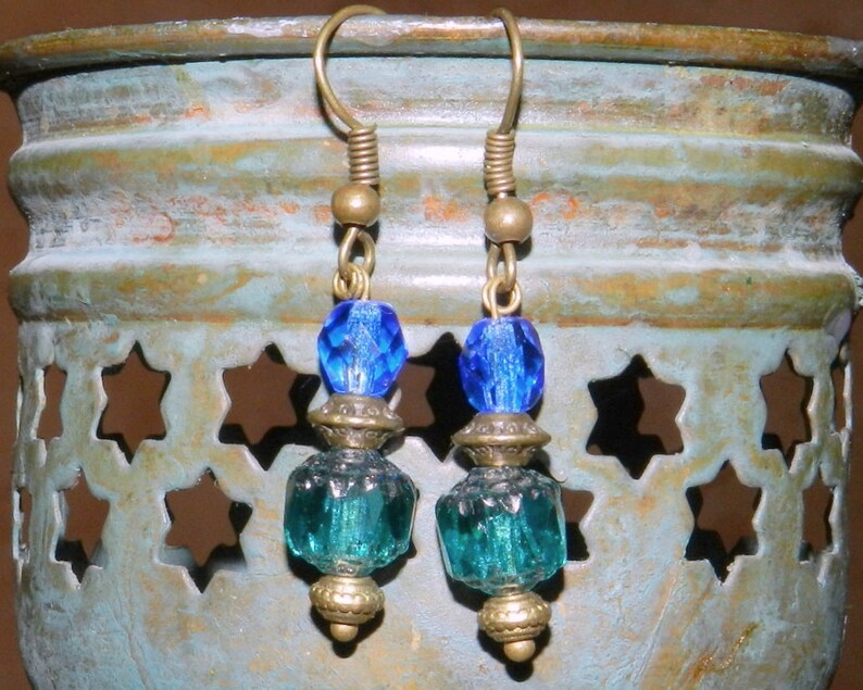 Retro style earrings emerald green and blue