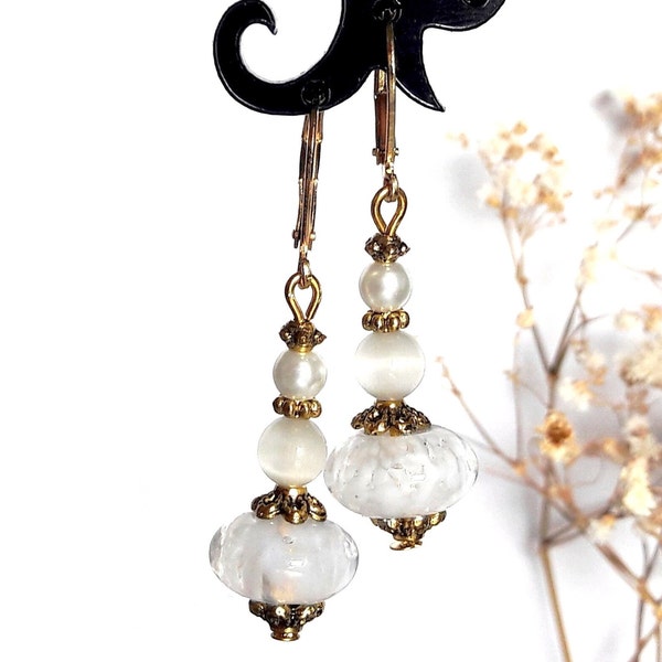 Boucles d’oreilles dormeuses blanches en perles de verre, dormeuses couleur blanc et or