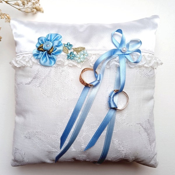 Coussin porte alliances, coussin de mariage blanc et bleu, pièce unique.