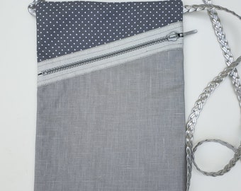 le  sac- pochette bandoulière lin enduit gris et coton gris à pois blanc  bandoulière argent-  taille M