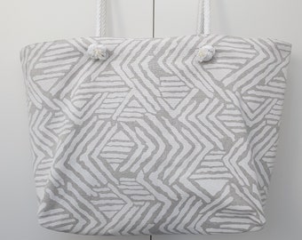 Grand sac de plage en toile beige naturel et blanc  et intérieur beige avec poche intérieure zippée