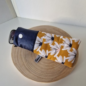 Etui à lunettes rembourré  avec pression  en tissu japonnais jaune à fleurs et coton enduit bleu marine