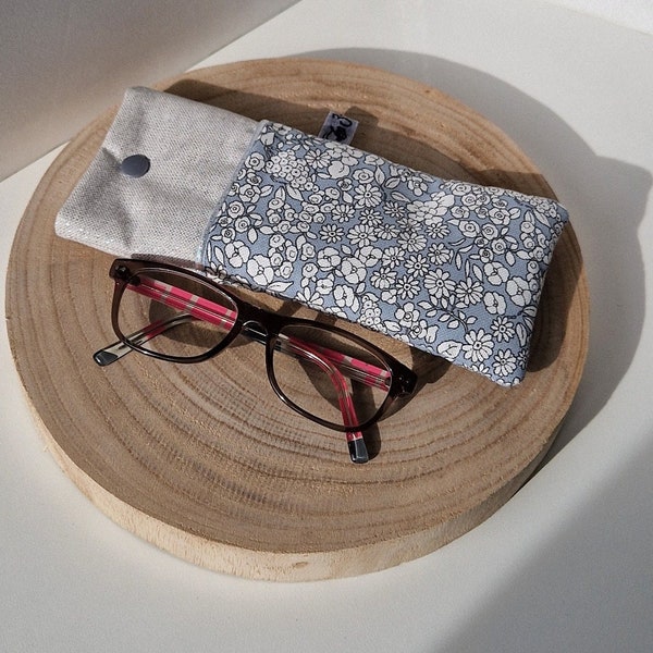 Etui à lunettes rembourré  avec pression en style  liberty et coton enduit naturel argenté