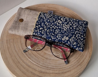 Etui à lunettes rembourré  avec pression en style  liberty et lin enduit naturel.