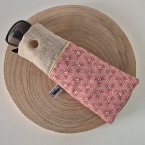 Etui à lunettes rembourré  avec pression  en  coton motif géométriques rose et lin enduit naturel