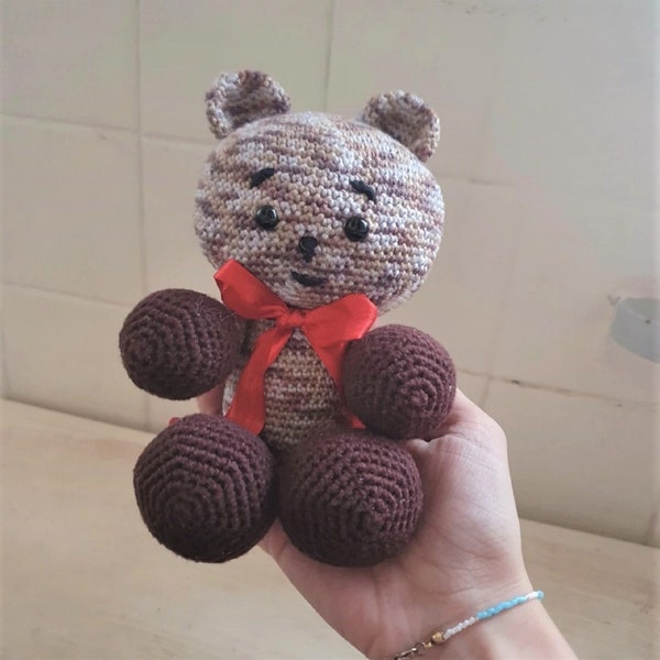 Amigurumi Ourson avec son Mignon Noeud Rouge, Crochet Kawaii en Coton, 100% Fait Main en France