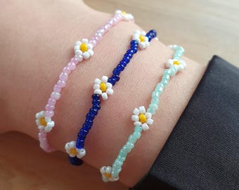 Beaded bracelet with small flowers, choice of colors, adjustable length, gold-tone finish, delicate handmade boho-style daisy jewelry