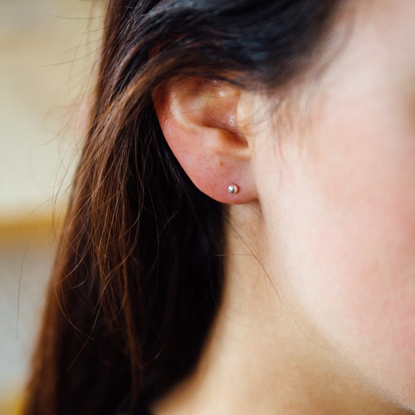 Petite Boucles d'oreilles Puce Ronde en Argent, Fini Brillant, Puces d'oreilles Boule de 3 mm, bijou mixte