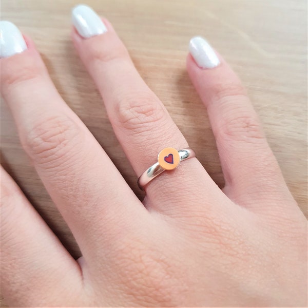 Bague Fantaisie un Coeur Rouge, Taille du Doigt Réglable, Bijou Gourmand Kawaii, Rondelle orange et coeur rouge, Bague Tous les Ages