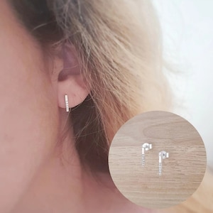 Feine Stabohrstecker in Silber mit weißen Zirkonoxidsteinen, minimalistischer Schmuck, dezente Ohrstecker