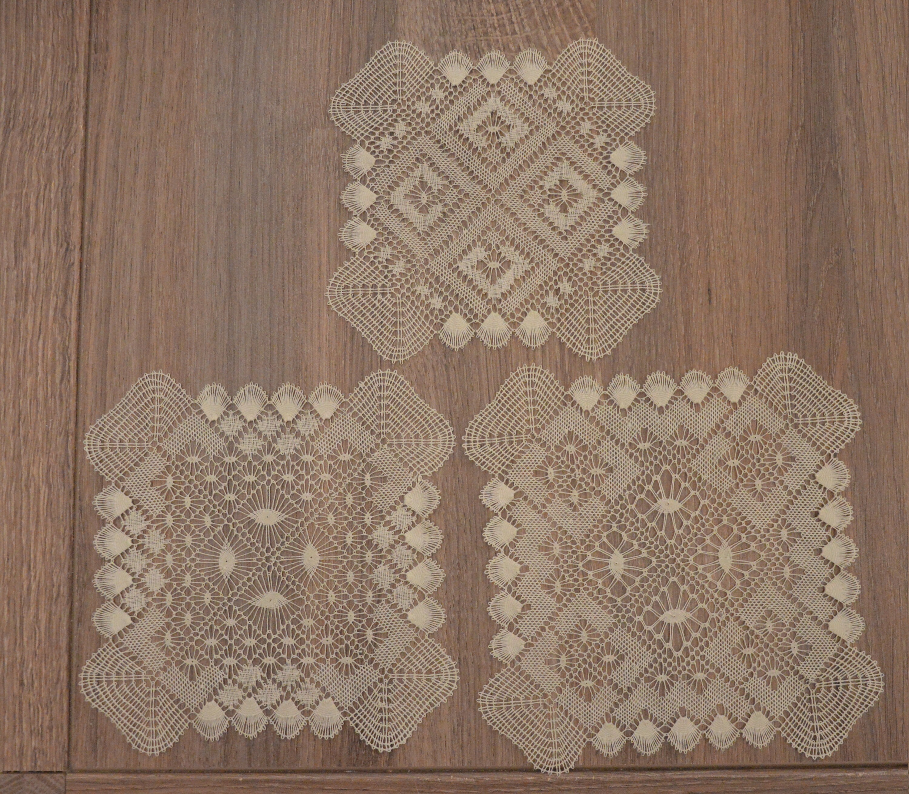 Napperon Carré en Dentelle Écru Fait Main Aux Fuseaux