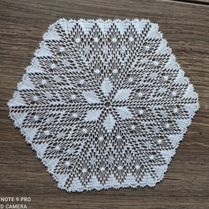 Hexagonal placemat in white lace made with bobbins Blanc