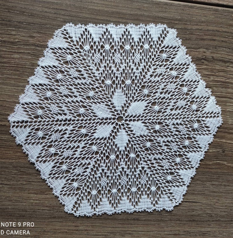 Hexagonal placemat in white lace made with bobbins Blanc