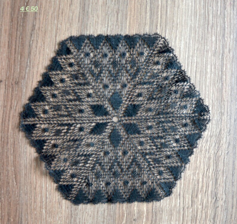 Hexagonal placemat in white lace made with bobbins Noir