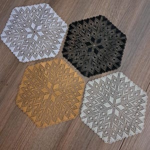 Sechseckiges Deckchen aus weißer Klöppelspitze