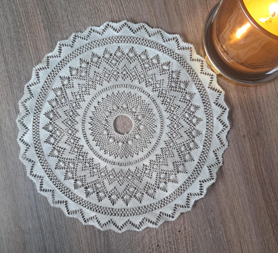 NAPPERON BRODE MAIN DENTELLE AUX FUSEAUX 49 cm DINAN BLANC