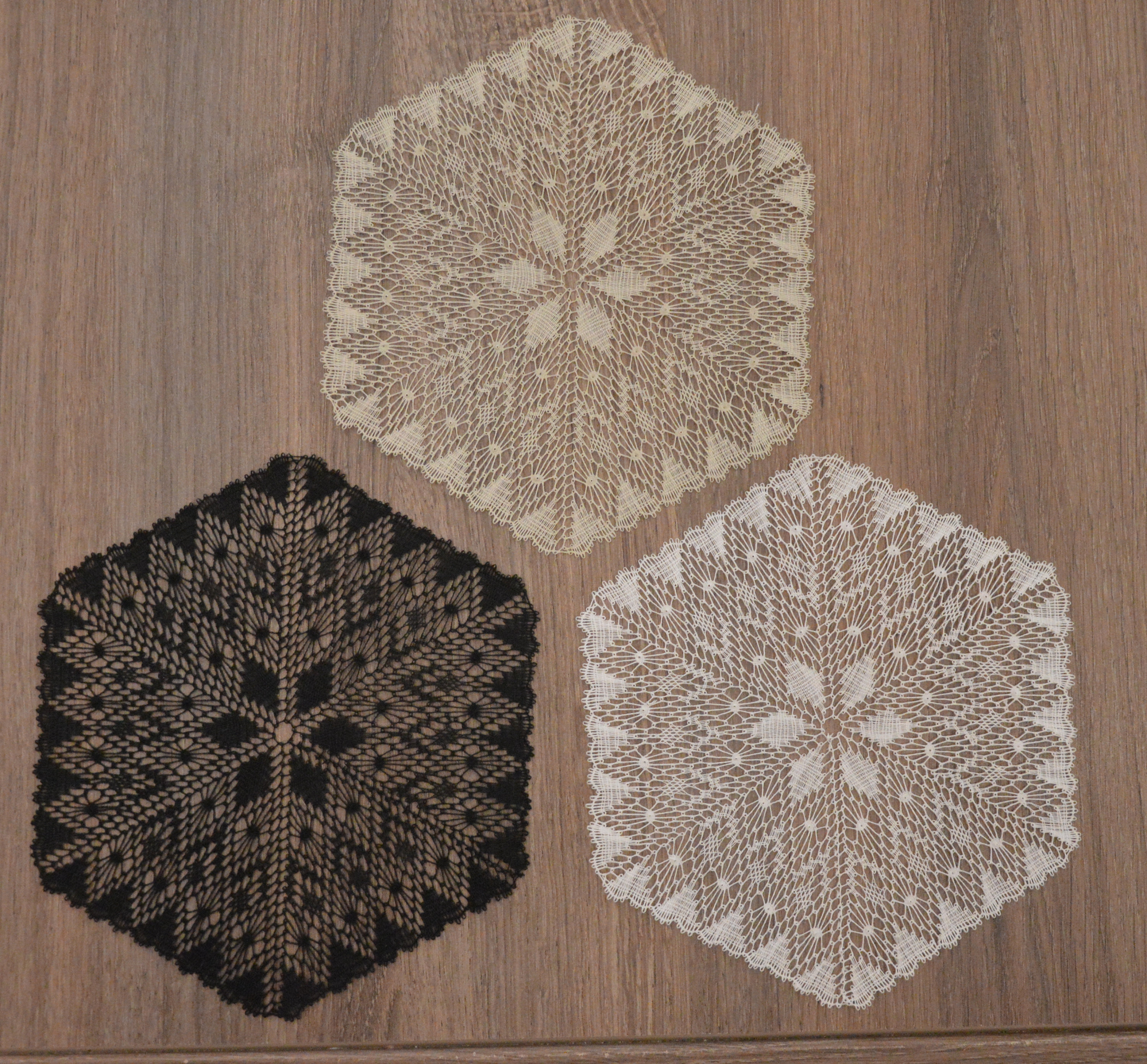 Napperon Hexagonal en Dentelle Blanche Réalisé Aux Fuseaux