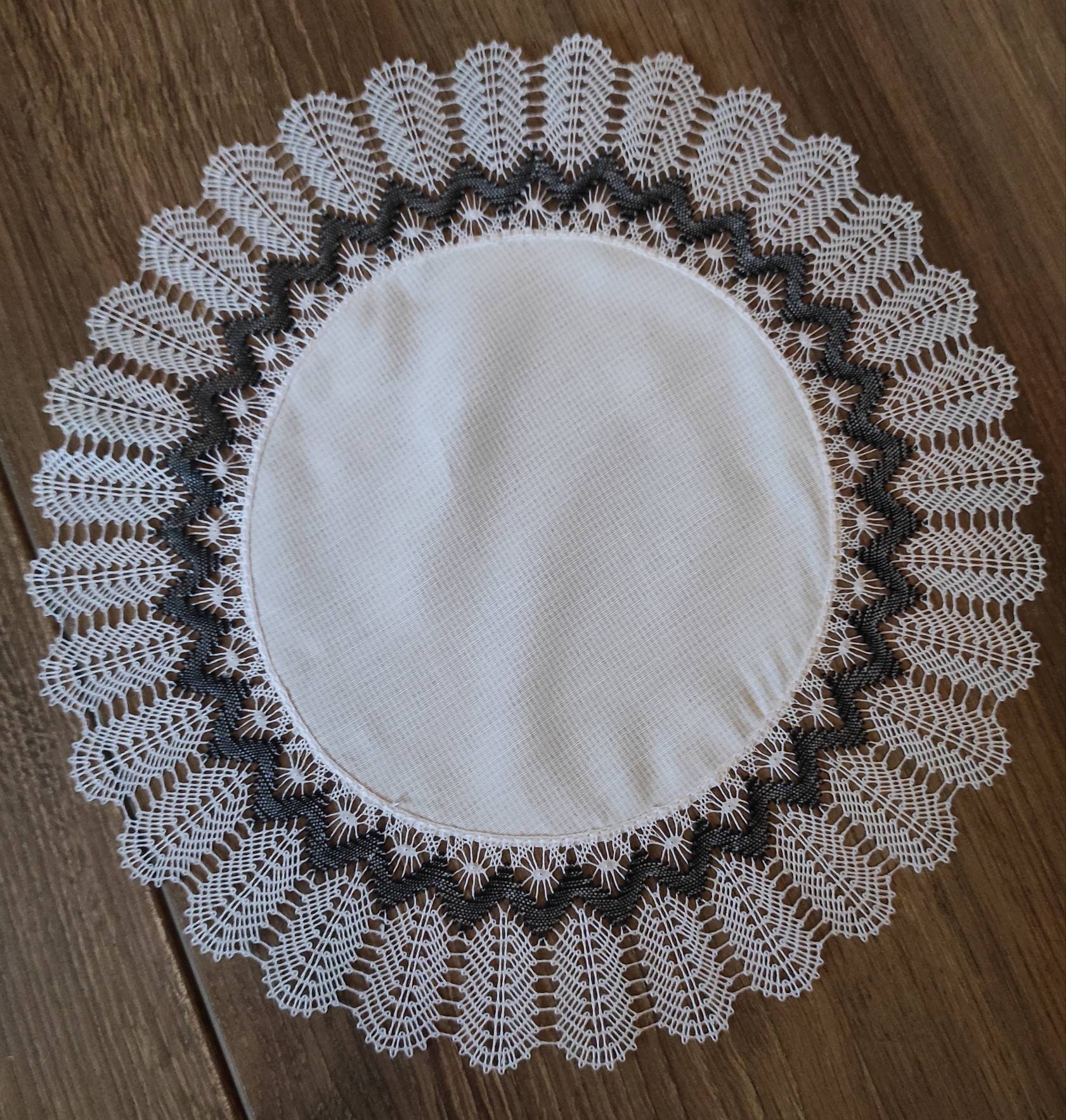 Napperon Rond en Dentelle Réalisé Aux Fuseaux avec Tissus Incrusté